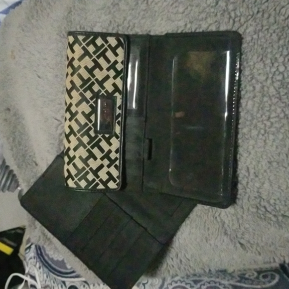 Tommy Hilfiger Wallet and Checkbook - Picture 3 of 8